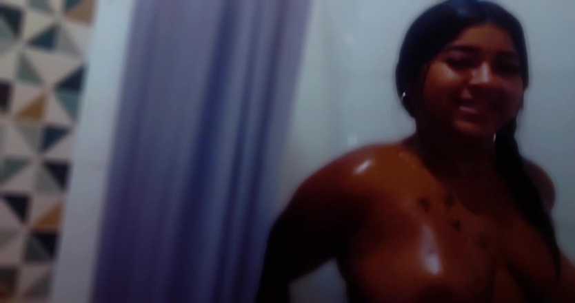PABLO N3GROBAR: Lil Latina Shower Show Slo-mo