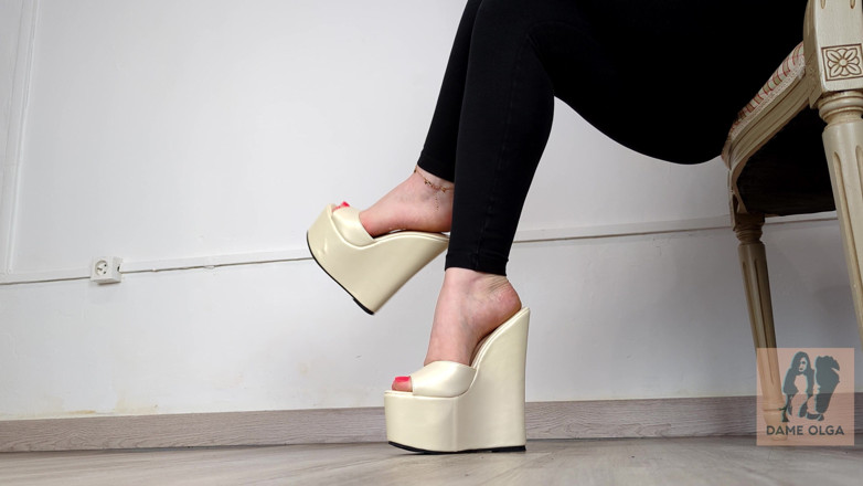 Dame Olga: Kolekce bot: Mules White Platform Wedge - Dame Olga (4k) (659)