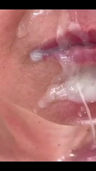 Gli faccio un pompino quando guarda il mio video porno e gli sborra sul viso e in bocca  
