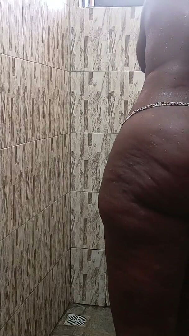 Curveecurvd254: Big Booty Morning Shower