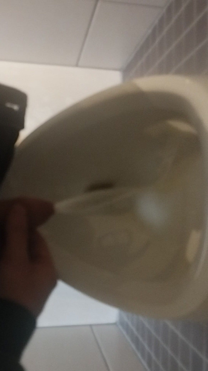 Bayer911: Mengambil kencing di bilik air