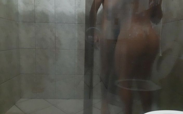 Crazy desire: 第2部分：与一对夫妇在浴室做爱 - 大屁股和大鸡巴。