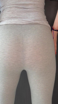 Prdění u dveří s nahým zadkem