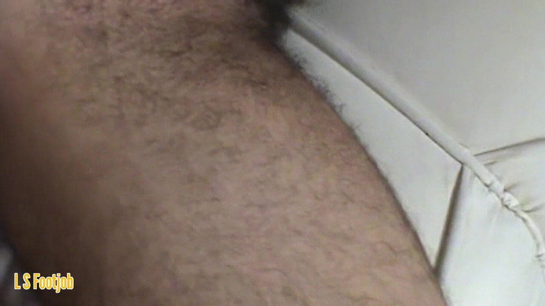 Footjob life style: 핫한 마누라의 발을 따먹는 두 자지!