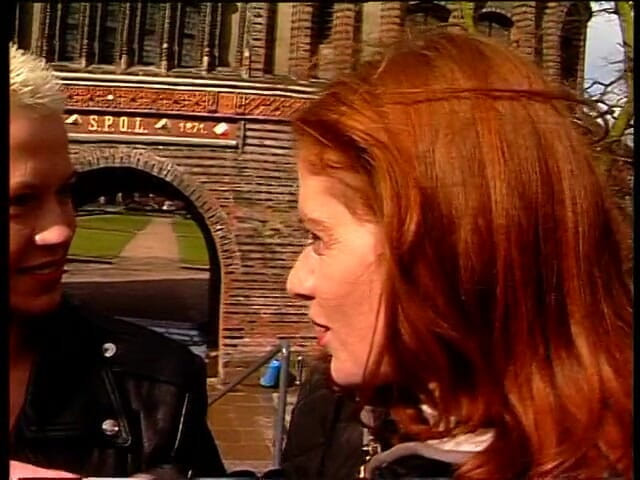 Lucky Cooch: Vackra tjejer som ger en intervju utomhus