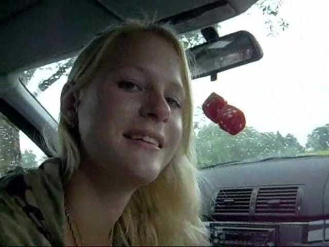 Blondehexe: Mamada im auto