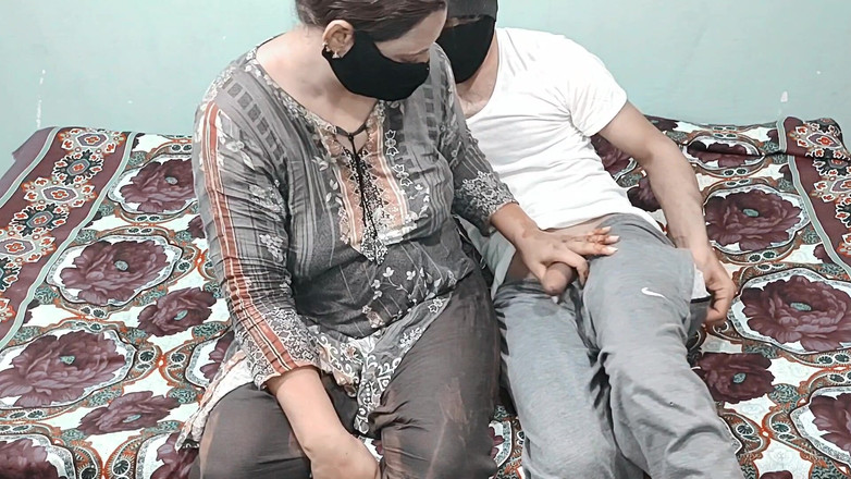 Pakistani CoupleX: Pakistanlı ev hanımı komşusu tarafından hintçe ses kaydıyla sikiliyor