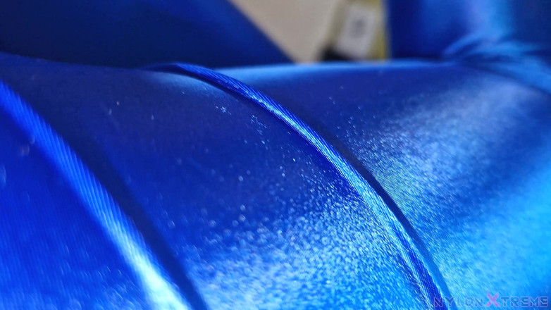 Nylon Xtreme: POV, Monika La juteuse Blue Zentai s’entraîne