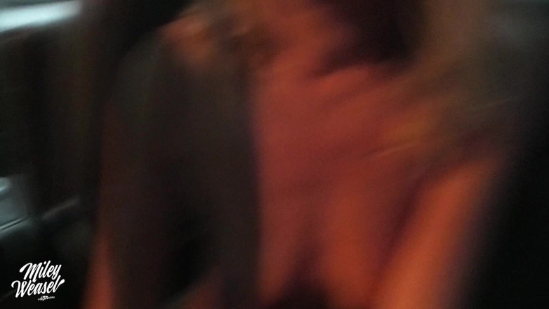 Miley Weasel: Blonďatá amatérka Miley Weasel Riskantní veřejné šukání v autě