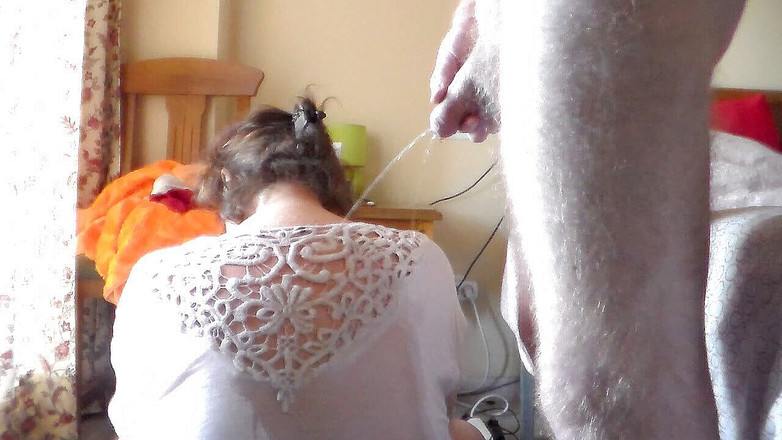 Sex hub couple: ジョンはイェンスの首全体におしっこをしています