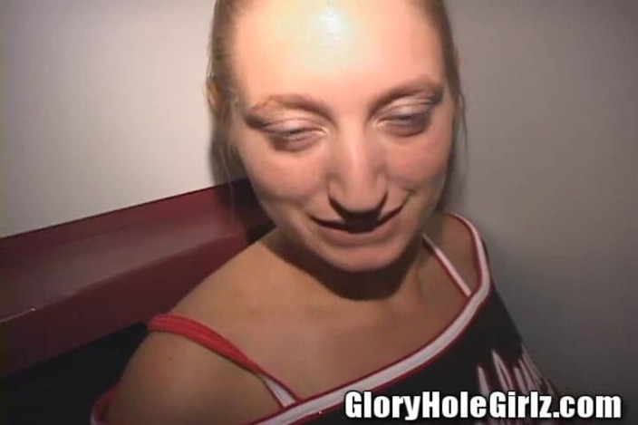 Glory Hole Girlz: Perahan zakar si jalang blonde menghisap lubang kemuliaan telur!