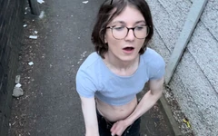 Risicovolle steegje in de buitenlucht krijgt mijn trans-pik hard en klaar om te zuigen