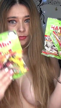 Ich Habe Einige Sehr Lange Gummiwürmer Geschluckt!!