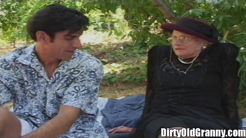 Dirty Old Granny: Nine parkta sikiliyor döl ağzı inek nine fahişe!