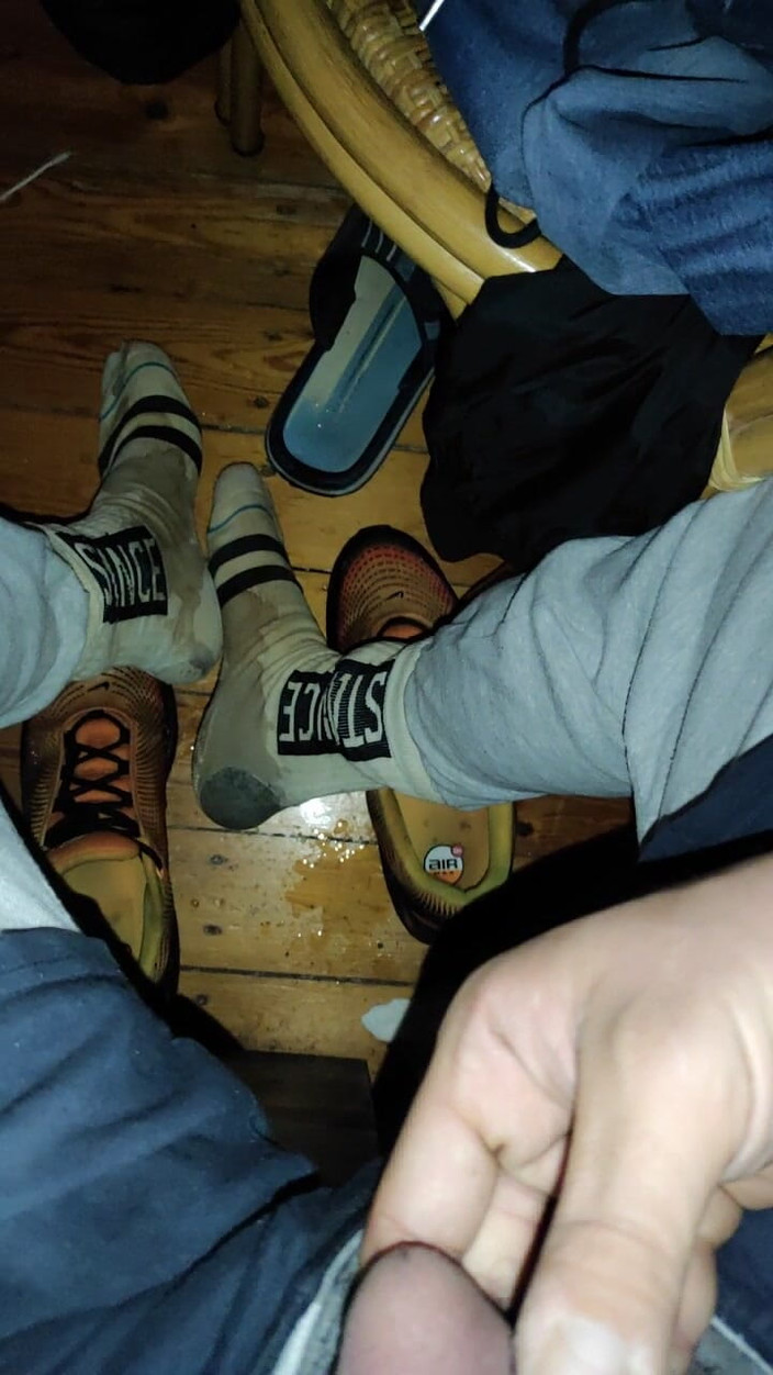 SmokedAlloy2: Dirtyjunkbro behöver inte en toalett för att pissa. Han gör...