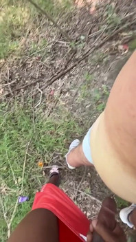 クルージング・ストレートな男が木にかがみ込まれる