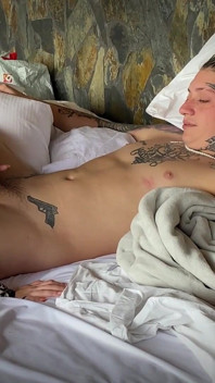 コンドームなしで朝のアナルセックス、とてもホットなラティーナと