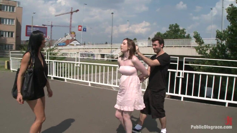 Public Disgrace by Kink: Sandra Romain está de volta em ação dominando um sub...