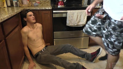 Boys half-way house: 젖탱이를 핥는 18세 소녀