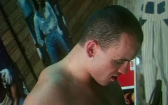 Inhonorof porn: ビンテージ熟女は店の店員に犯される