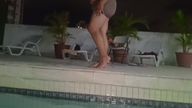 Milfta boohot: Fetiș cu picioare mama mea vitregă le expune în piscina hotelului