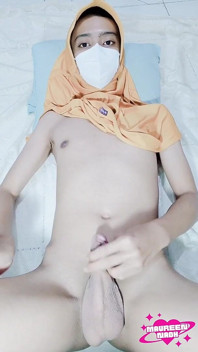 Hijab CD, une tapette asiatique se masturbe