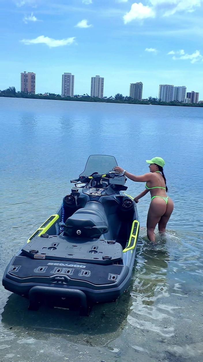 BrandySalazar: Kouření a šukání ptáka mého instruktora jetski na pláži