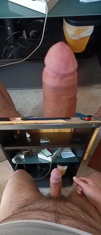 Aku lagi asik ngocok kontolku di layar dobel