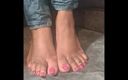 Simp to my ebony feet: Poze cu unghii roz de la picioare