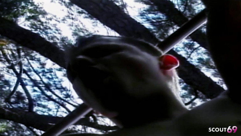 Shemale TS Collection: Une trans blonde excitée se fait sodomiser dehors par des...