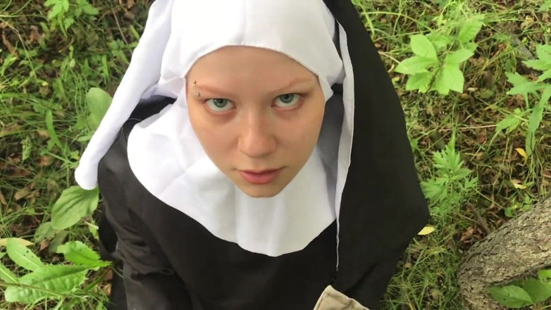 Vilu_and_Mi: Suja freira Vilu Vidish está chupando pau na floresta