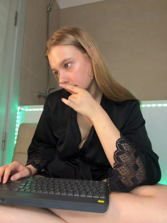 JuiceLussie: Blonde amateurin fickt so heiß im badezimmer