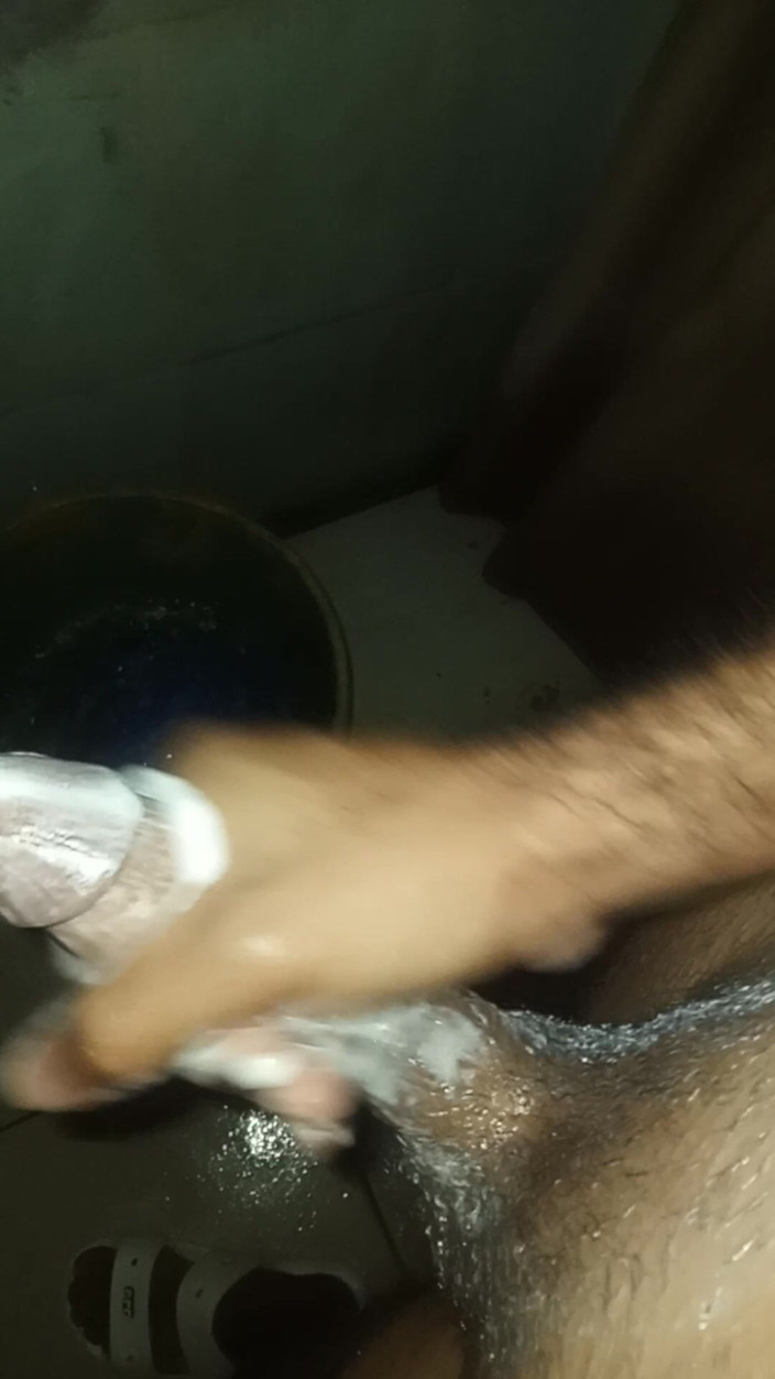 Cute boy jerks off: Cowok langsing ini lagi asik masturbasi memeknya sendirian di kamar...