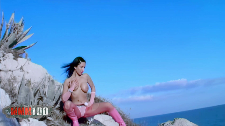 MMM100: アナ・マーティン:ポルノスターのブルネット、巨乳のアナ・マーティンが岩場で服を脱ぐ