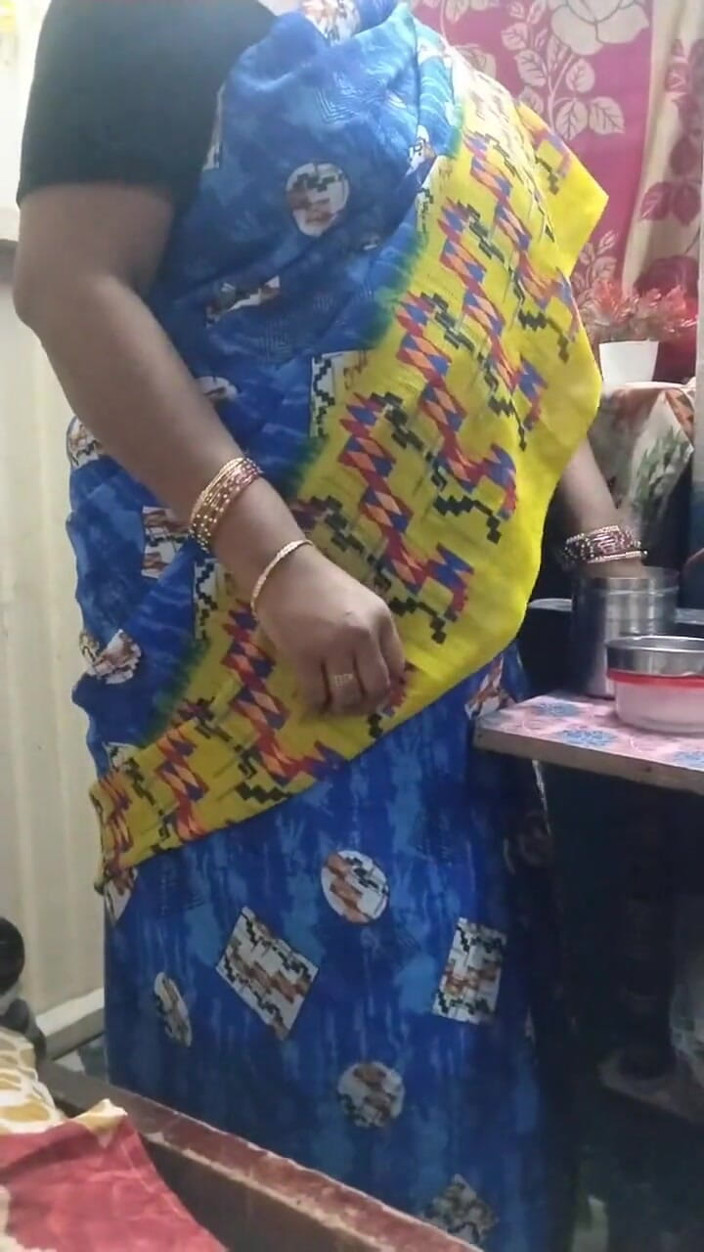 Divya X: Makcik bertetek besar terdedah Saree