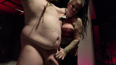 Domina Dark: मुझे जंजीर से बांधो और मेरे लंड को थप्पड़ मारो