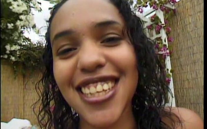 First Black Sexperience: Молодая чернокожая девушка фантазия Flava наслаждается, когда белый чувак с хорошо большой елдой бурит ее киску и задницу и наполняет сливками ее лицо