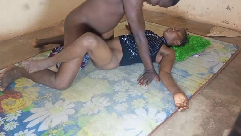Pornsexlive: Mãe solteira sendo fodida por um africano musculoso