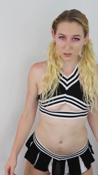 Pom-pom girl, coaching masturbatoire et pipe en POV
