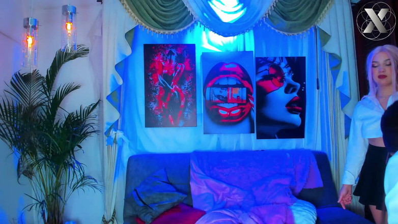 Feet Lovers club: Menghisap farajnya sehingga kakinya bergetar