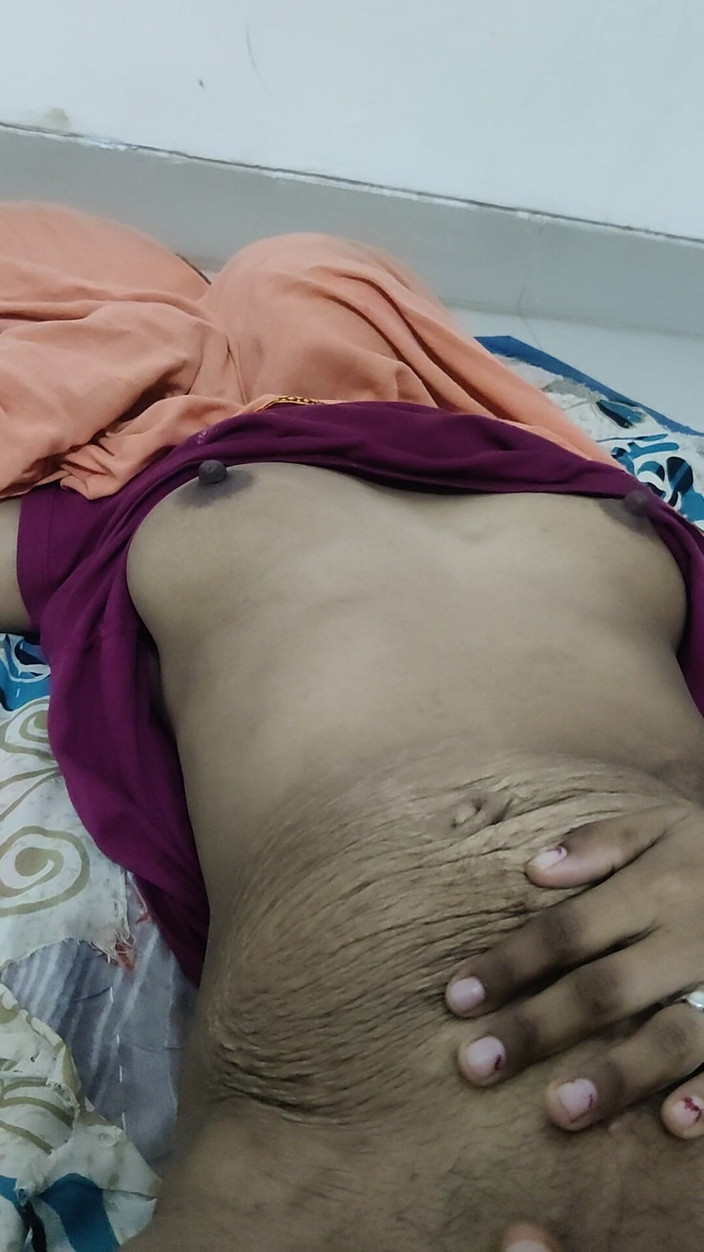 Desi_sexy_boy: Istri india ke bur me ungli kiya fir chut chatne...