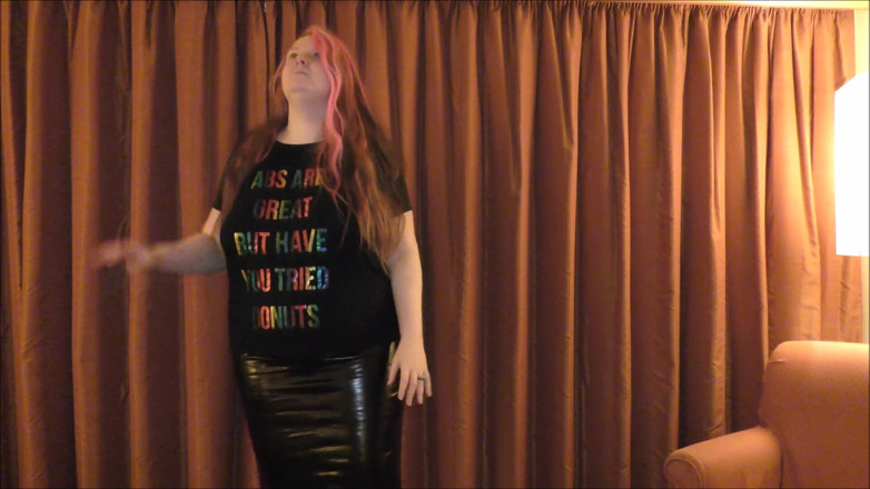 Mxtress Valleycat: BBW having fun with balloons