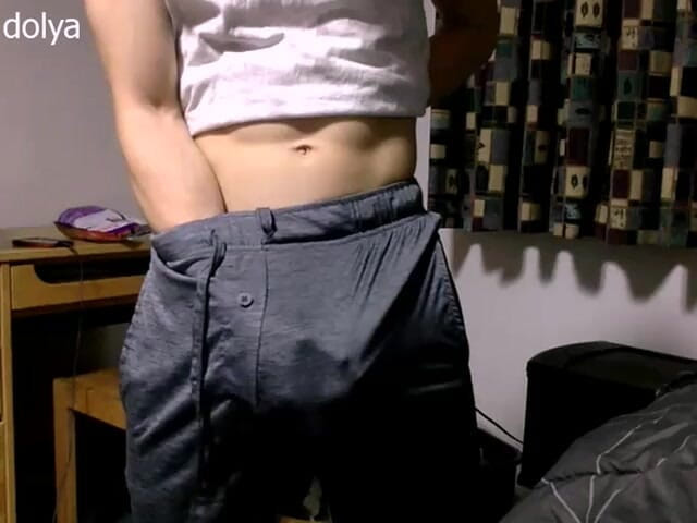 Big dick man: Mi masturbo il cazzo in pantaloncini in modo che la...
