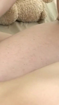 Dvě brunetky přítelkyně zkusí poprvé použít robertek na sebe