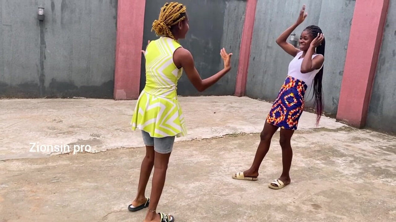 Zion: Africké dívky hrají místní hru venku