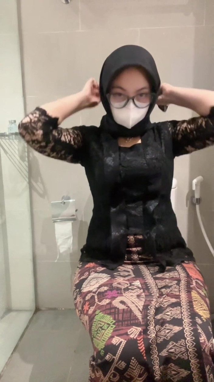 Biancaid: สาวขาวเซ็กซี่ใส่ชุดเคบาย่าฮิญาบเล่นในห้องน้ำจนแตกน้ำพุ่ง