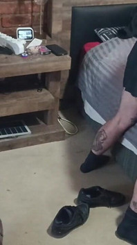 好好自慰，我的朋友正在打我的老婆