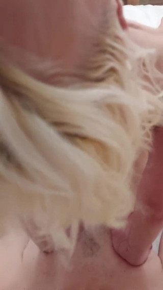 Wet Pussy Fuck: Azgın genç kız yarağa binmeyi seviyor