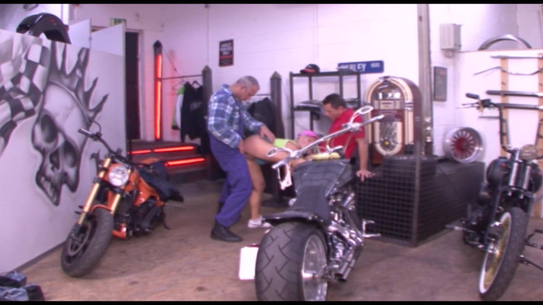 Porno kino: Cewek seksi jerman rambut pirang dientot sama dua pria berumur...