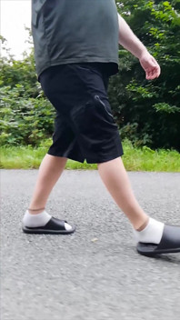 自然の中でスリッパと白い靴下で